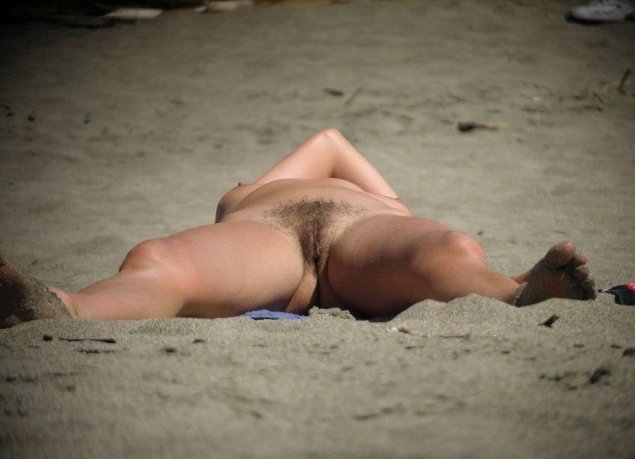 Волосатые киски на пляже