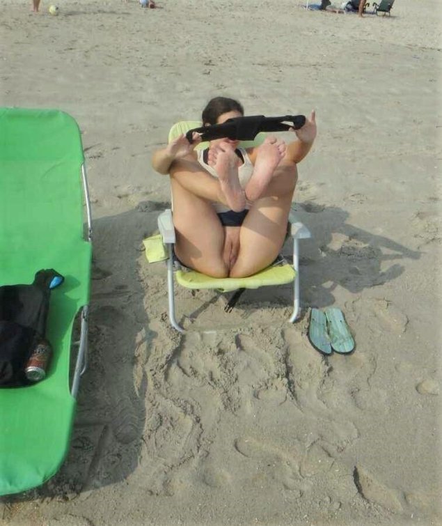 Лежаки на пляже