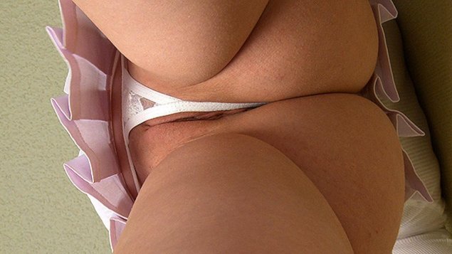 Стринги под юбкой