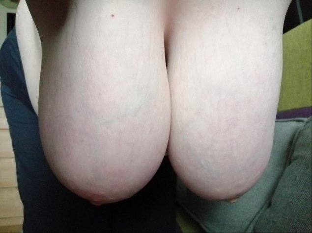 Висячие сиськи с растяжками