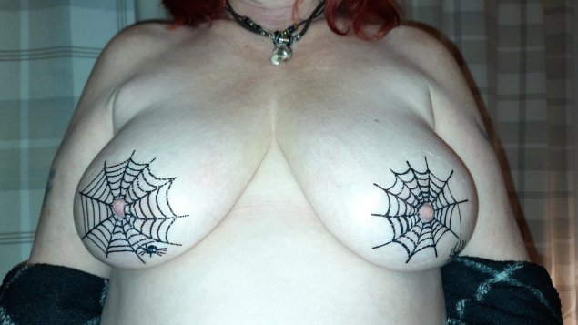 Тату паутина на груди