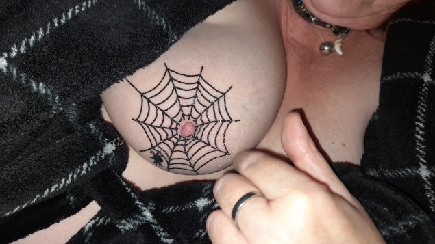 Тату паутина на груди