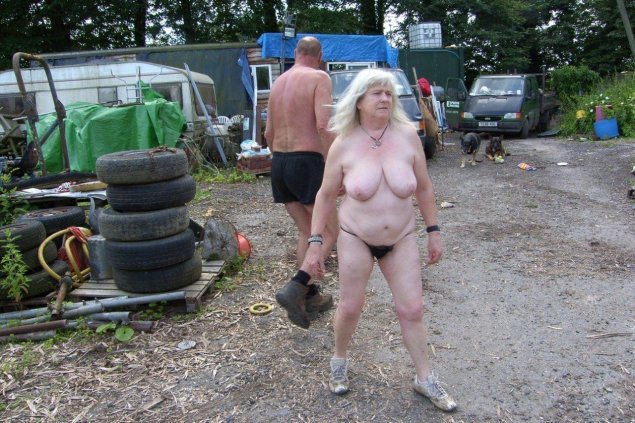 Голые старухи на трассе