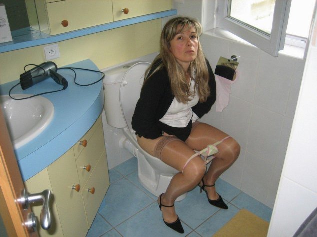 Девушка ссыт в туалете