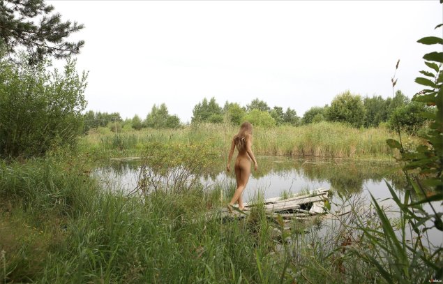 Голые девки на речке