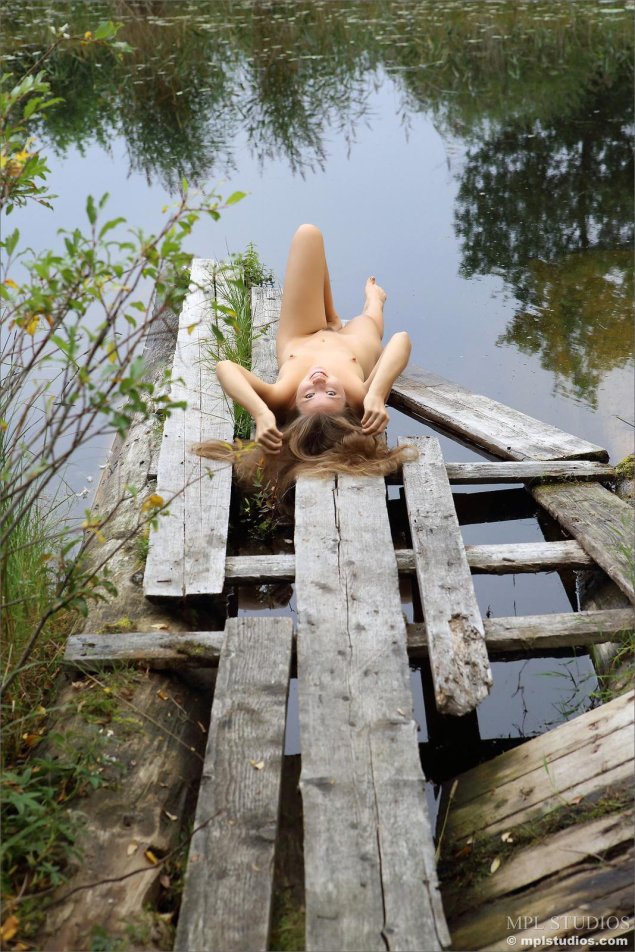 Фотосессия на мостике у воды