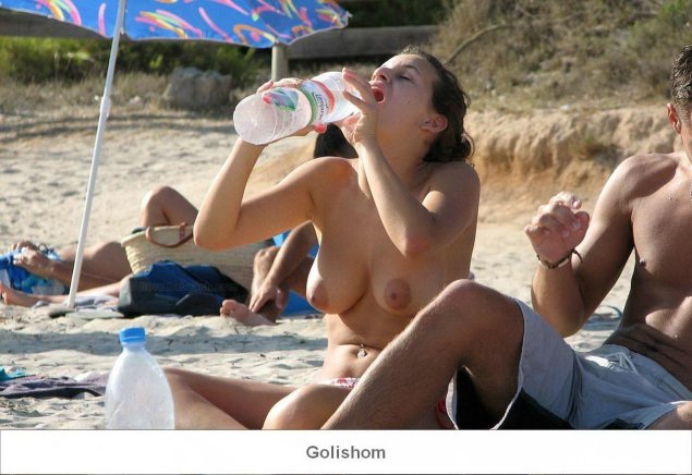 На пляже нудистов