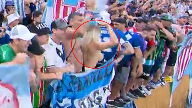 Болельщицы топлесс