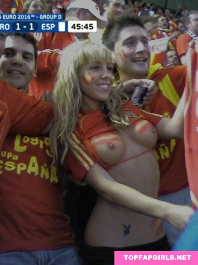 Голые футбольные фанатки