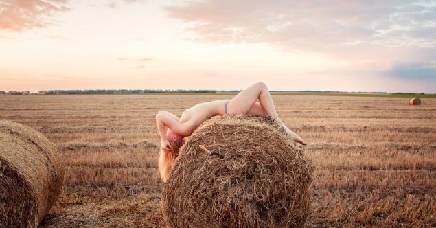 Эротическая фотосессия в сене