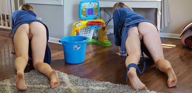 Жена убирается без трусов