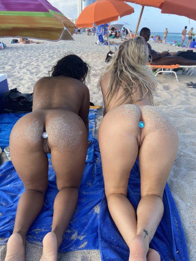 Голые девушки на пляже раком