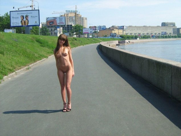 Голые девушки гуляют по улице