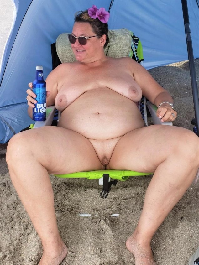 Толстая на пляже