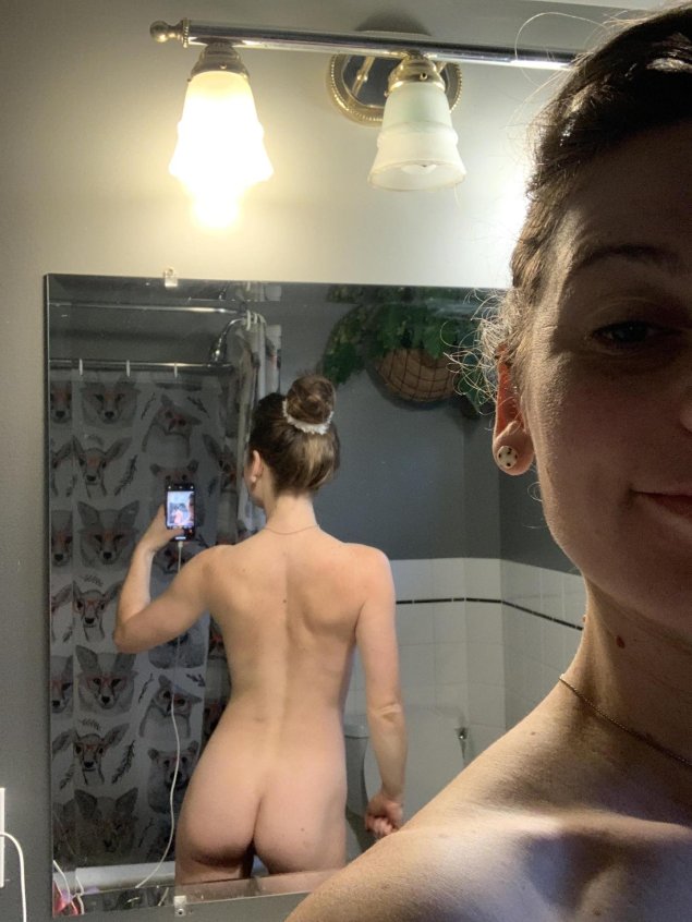 Голоя левушка в зеркало