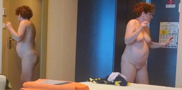 Ходит голая по квартире