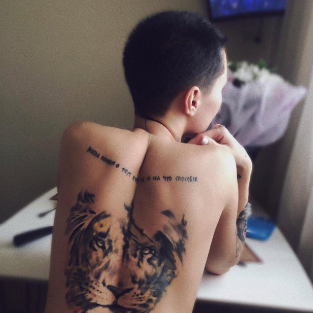 Тату на спине девушка