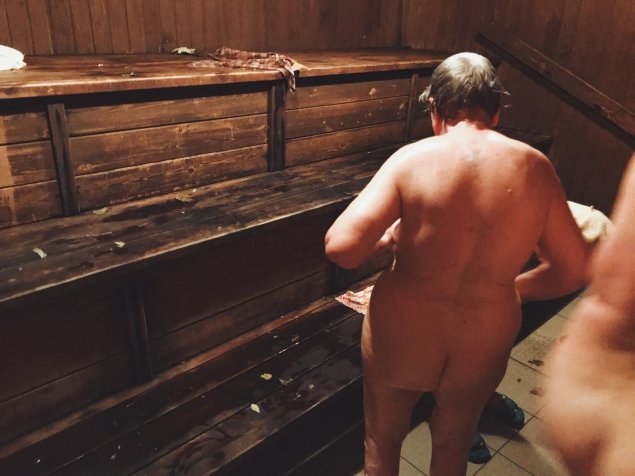Голые люди в бане