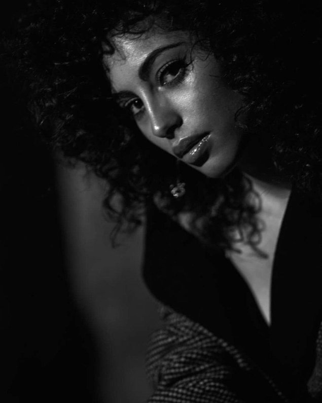 Кудрявая девушка