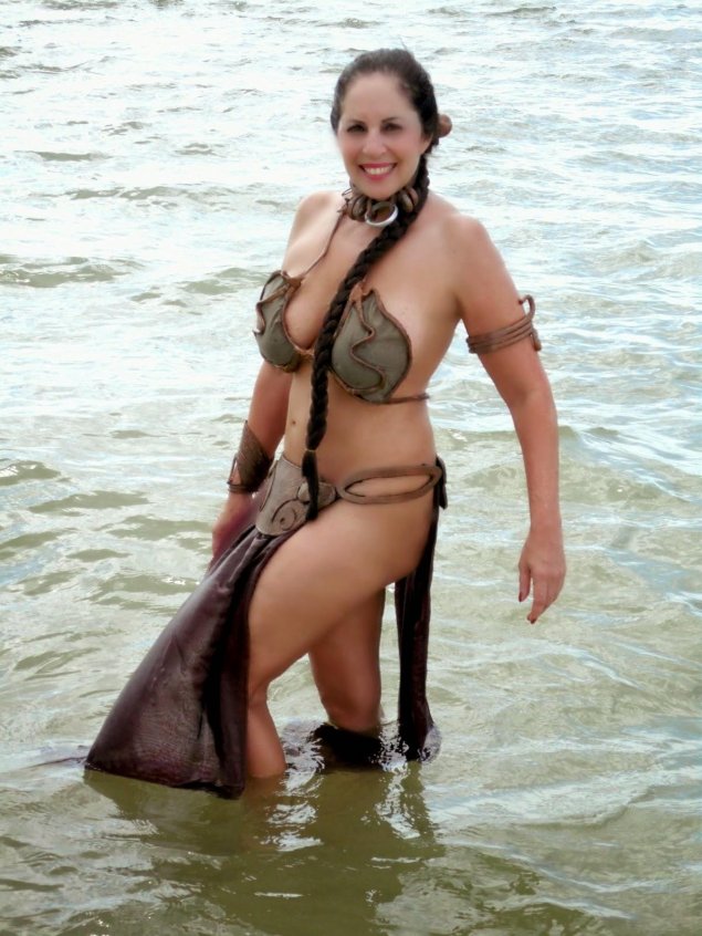 Кэрри фишер в золотом бикини