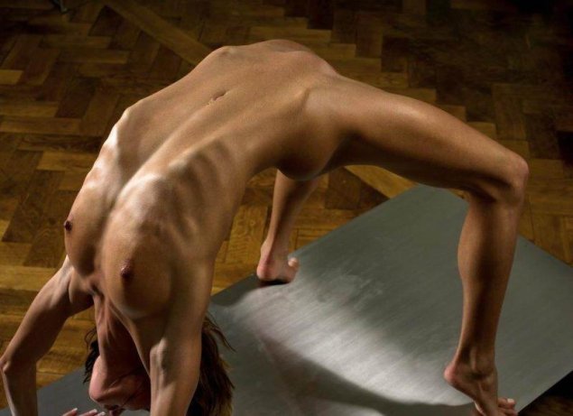 Голая девушка занимается йогой