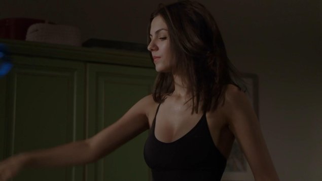 Грудь эмили ратажковски в фильме исчезнувшая