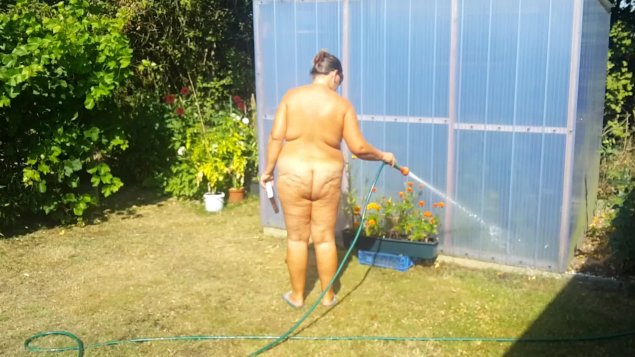 На даче голышом