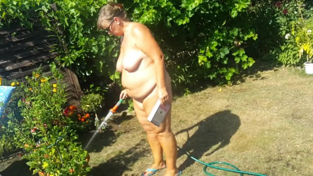 Голые женщины на даче в огороде