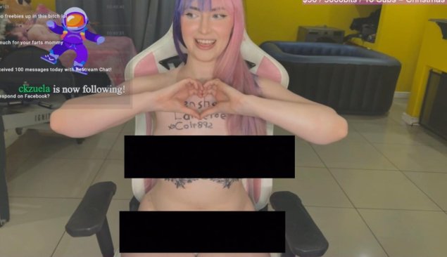 Девушка с татуировками