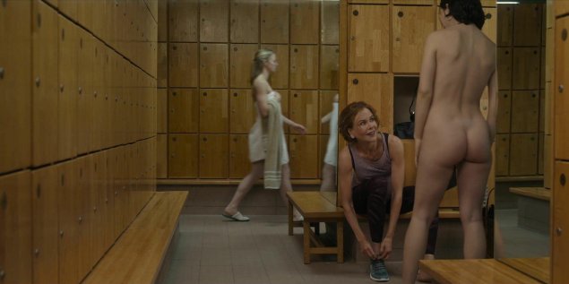 Голая в раздевалке