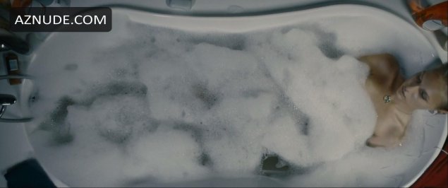 Девушка в ванной