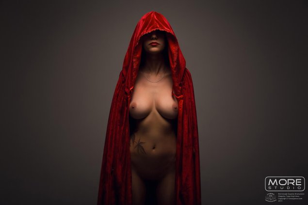 Голая баба в красной накидке