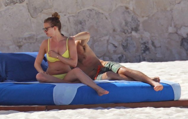 Эмили ванкэмп в купальнике