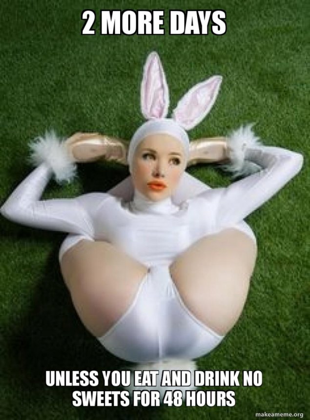 Голынженщины в костюме кролика