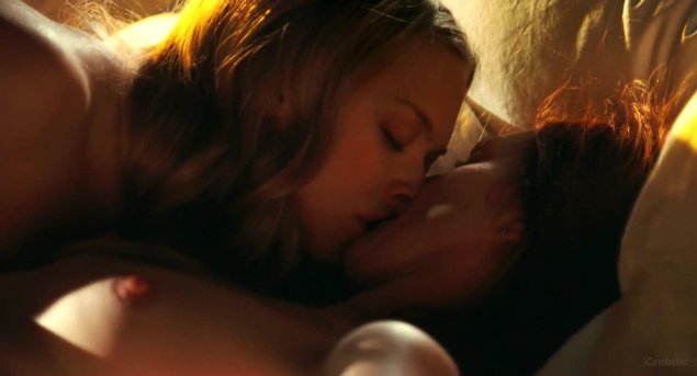 Меган фокс и аманда сейфрид поцелуй