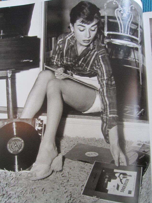 Голенькая одри хепберн