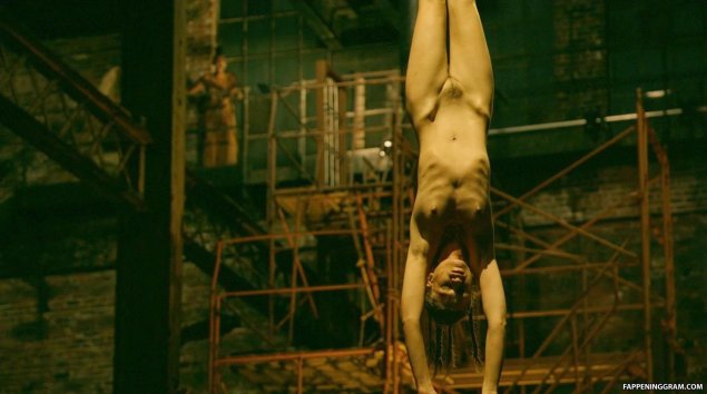 Казни голых девушек