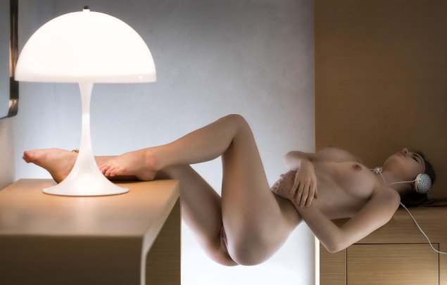 Современная настольная лампа