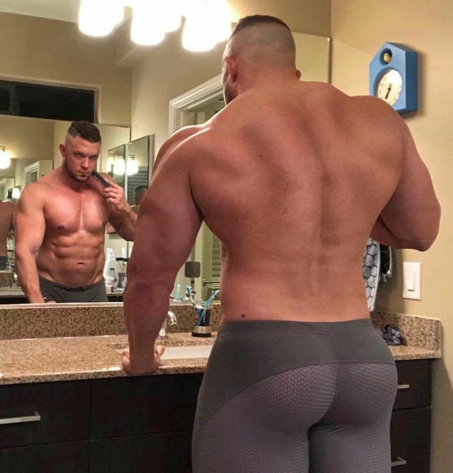 Накаченные мужские попки