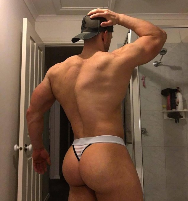 Мужская накаченная жопа