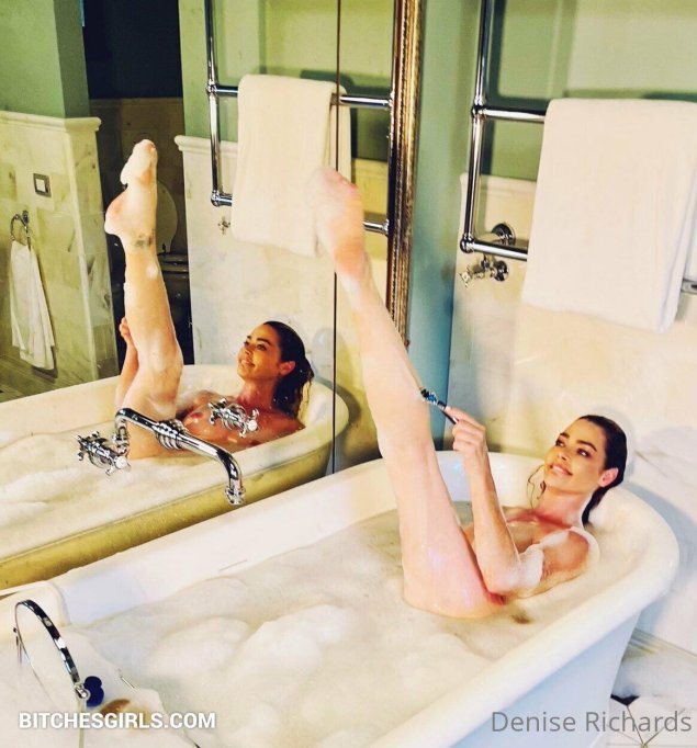 В ванной девушка