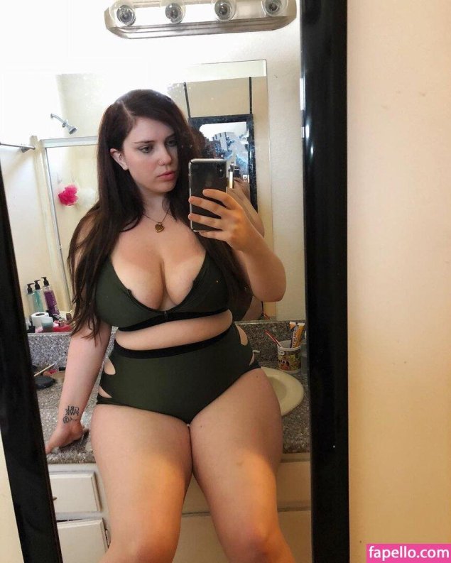 Nicole michaelis (@nikkimichay)