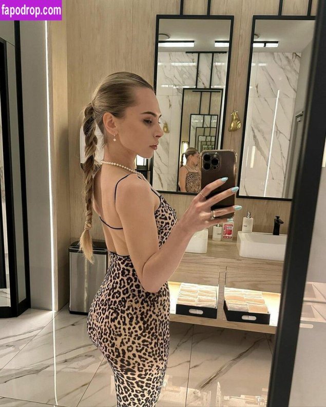 Девушка и женщина