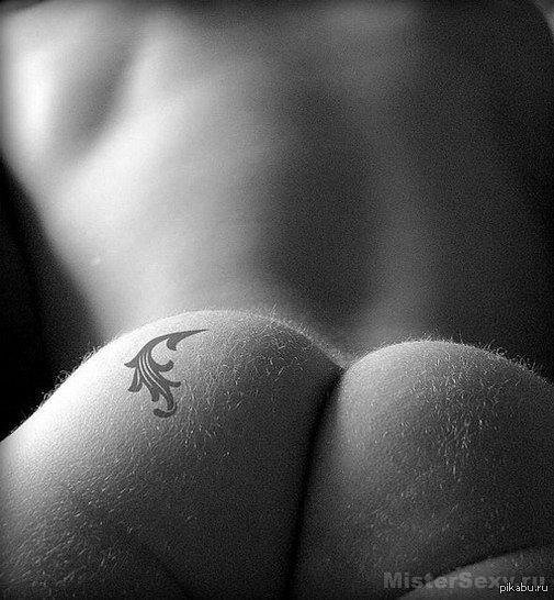 Голая мужская попа