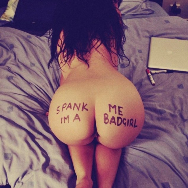 Голые бабы с надписью на попке