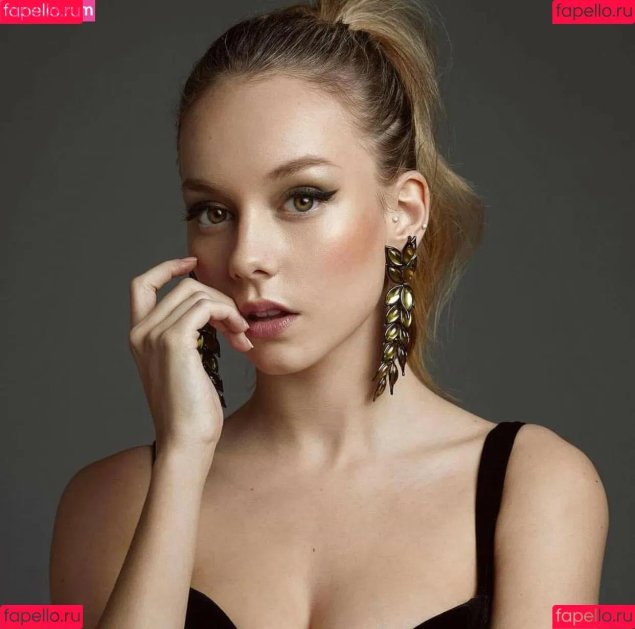 Эстер экспозито