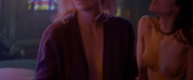 Взрывная блондинка голая