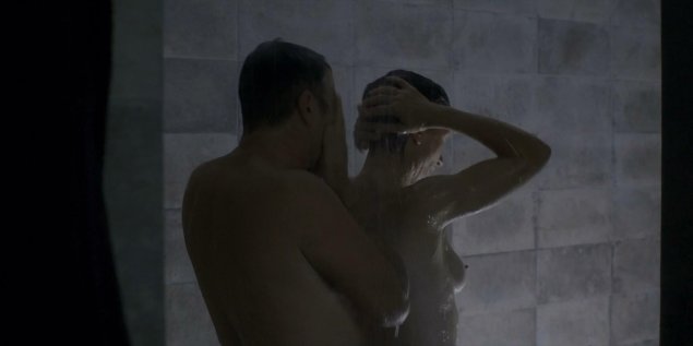 В душе голая