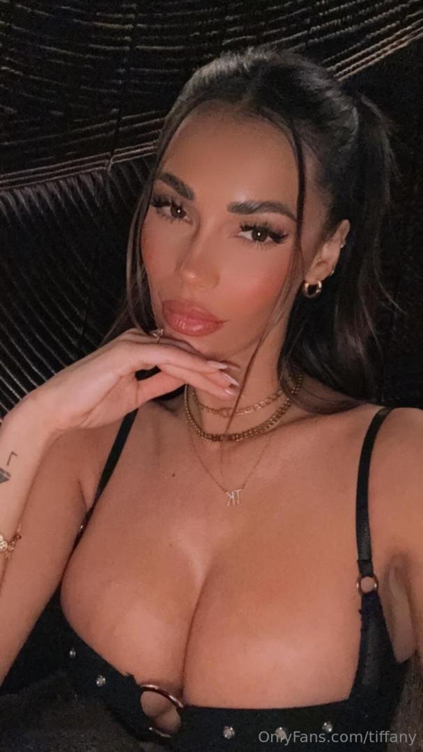 Сисястая девушка