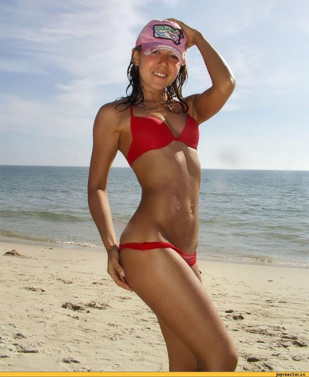 В купальниках девушки